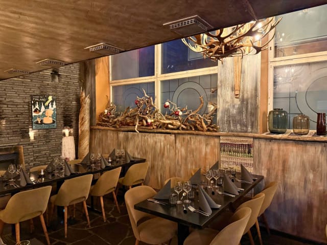 Ravintolan ainutlaatuinen sisustus ja lämmin tunnelma ovat oleellinen osa pikkujoulumenua.