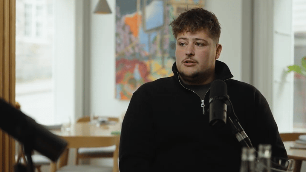 Pöytä kahdelle podcastin Oskar Kotka.