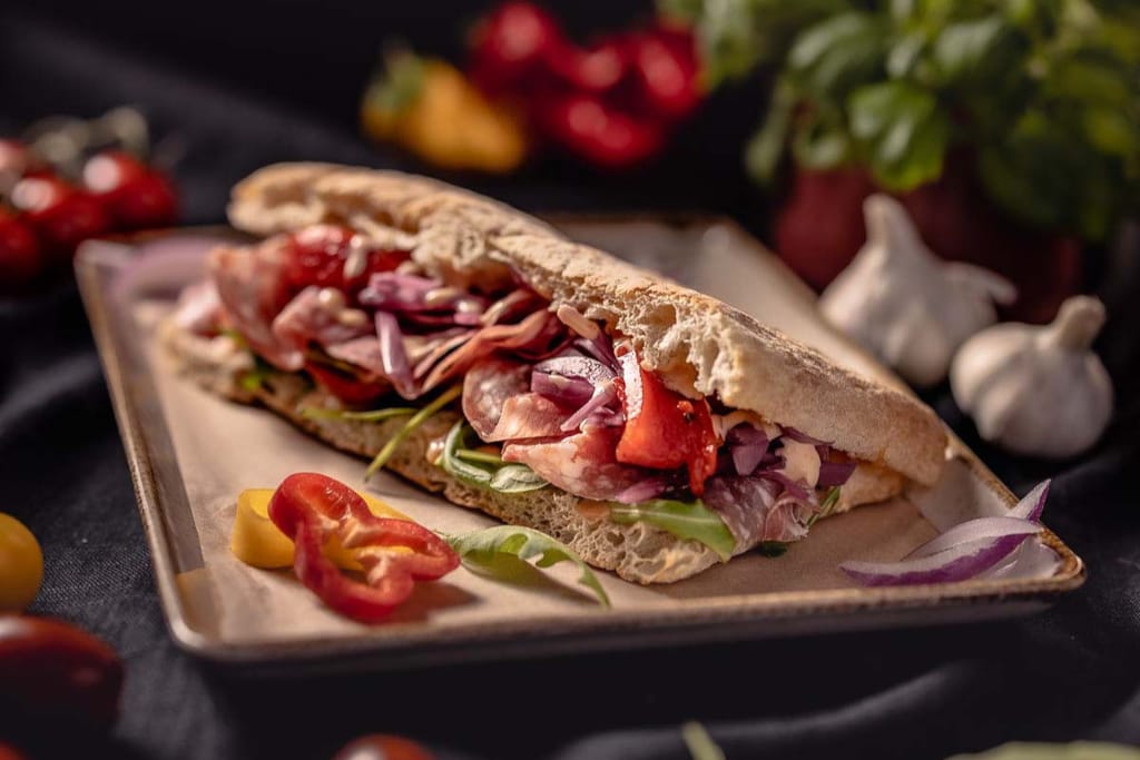 La Komian SYÖ!-annos. Salamilla ja vihanneksilla täytetty italialainen leipä.