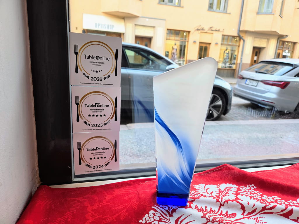 Ravintola Skördin ikkunassa TableOnline suosittelee -tarroja.