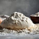 yön yli sämpylätaikina kohotuksessa jauhojen päällä helppo sämpyläresepti