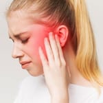 voimakas päänsärky nainen pitelee kasvoja kipu kasvoissa klusteripäänsärky