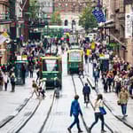 helsinki keskusta liikenne ruuhka ihmiset raitiovaunu ruuhka kaupunki