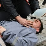 ensihoitaja antaa ensiapua miehelle kadulla hengityspalkeella päivystys seksivammat