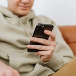 nuori mies selaa puhelinta työtön nuori some työelämä keskustelu