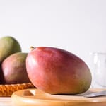 Mangoja pöydällä.