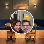 Taustalla ravintola Le Ankka. Edessä pikkukuva yrittäjäpariskunnasta.